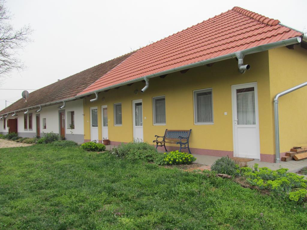 Rigófütty Vendégház Tiszaalpar Esterno foto